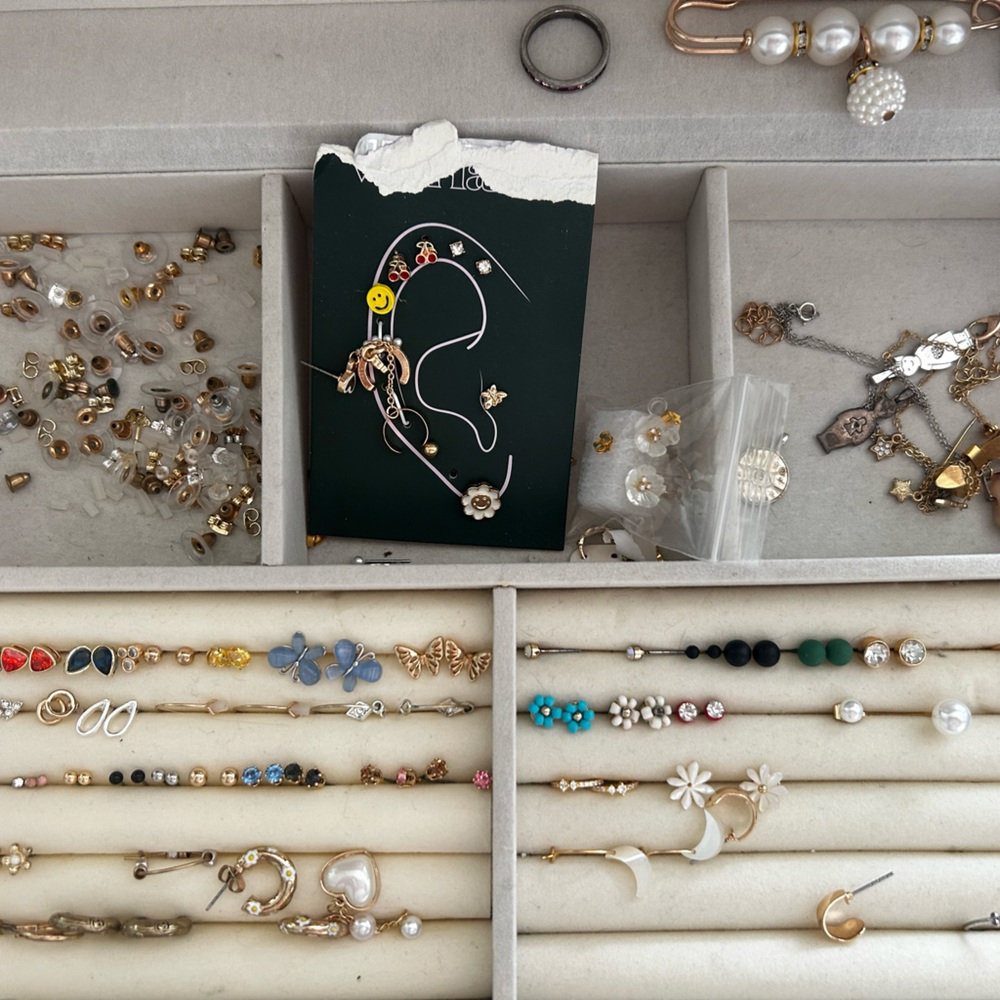 Jewelry box with jewelry